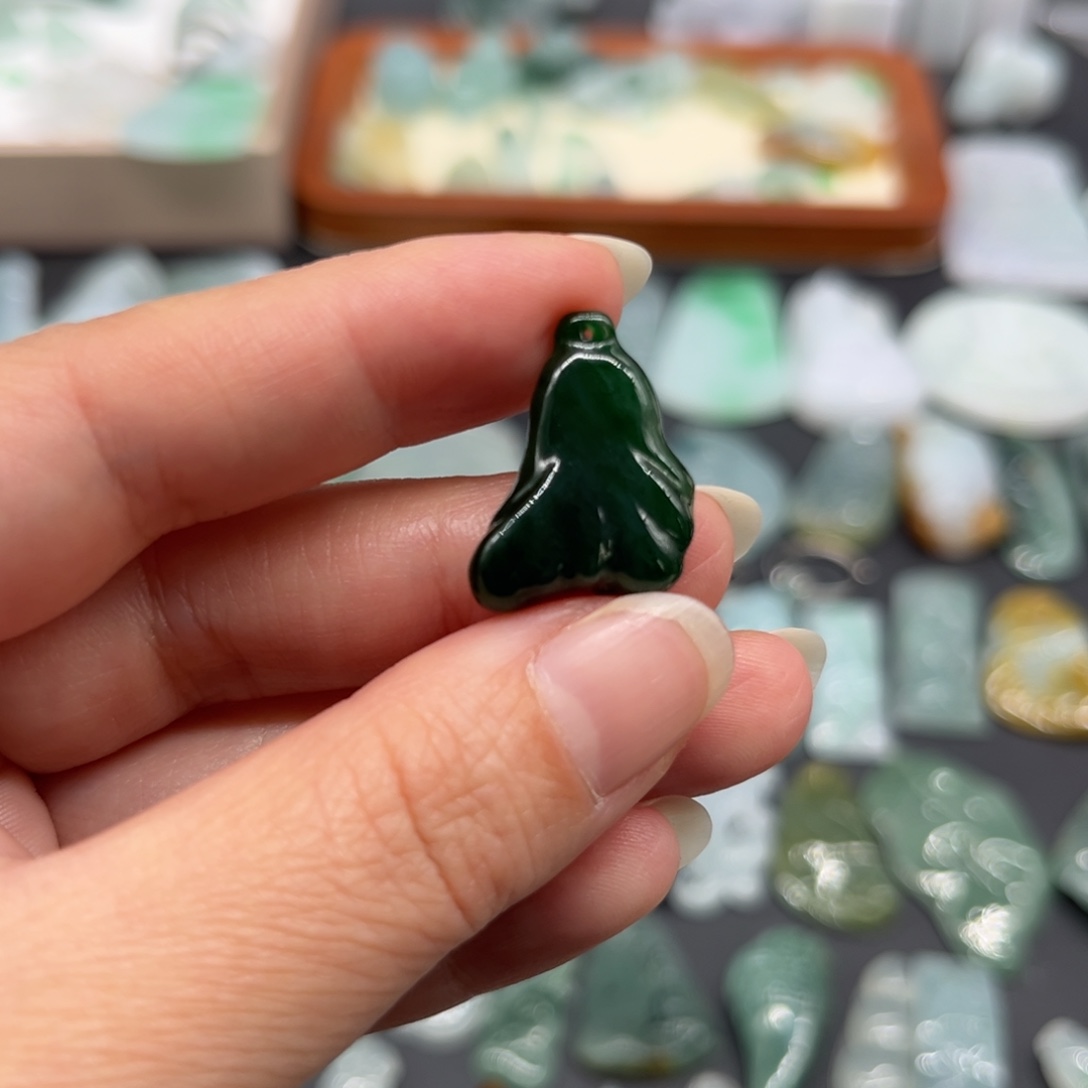 假****翡翠未镶嵌颈饰白菜