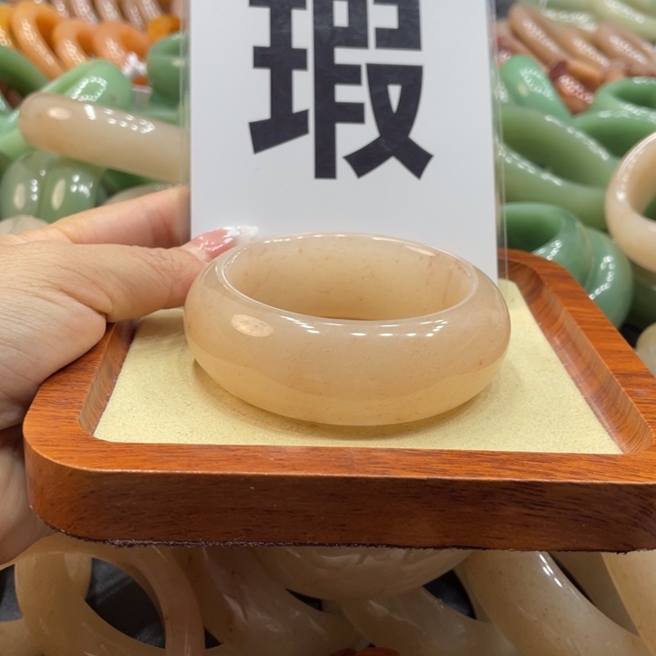 王***芳石英质玉未镶嵌珠宝奇石