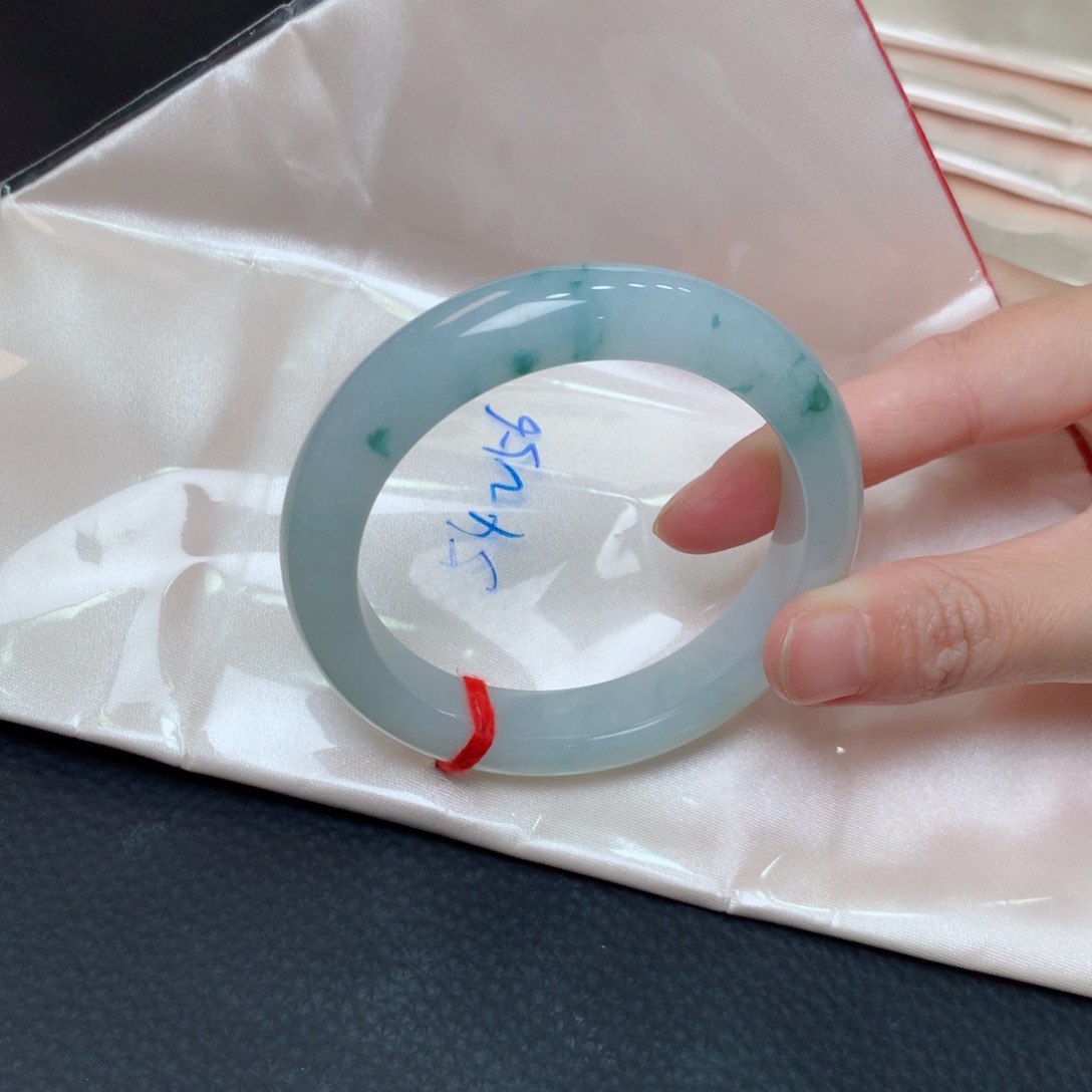 翡翠手镯未镶嵌翡翠