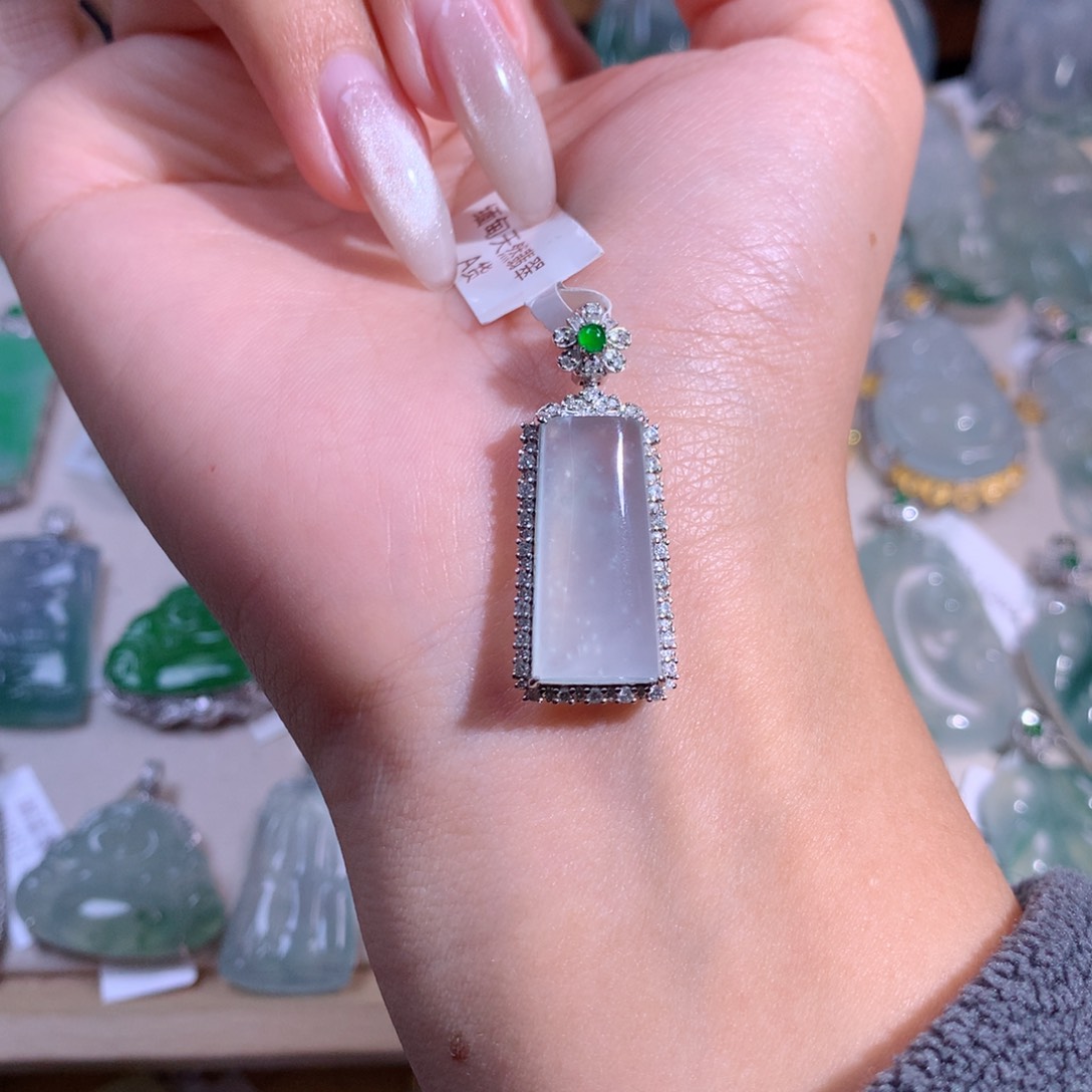 翡翠吊坠(不含链)18K金镶嵌