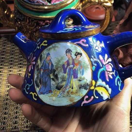 紫砂茶壶原矿泥料手工制作的紫砂壶。