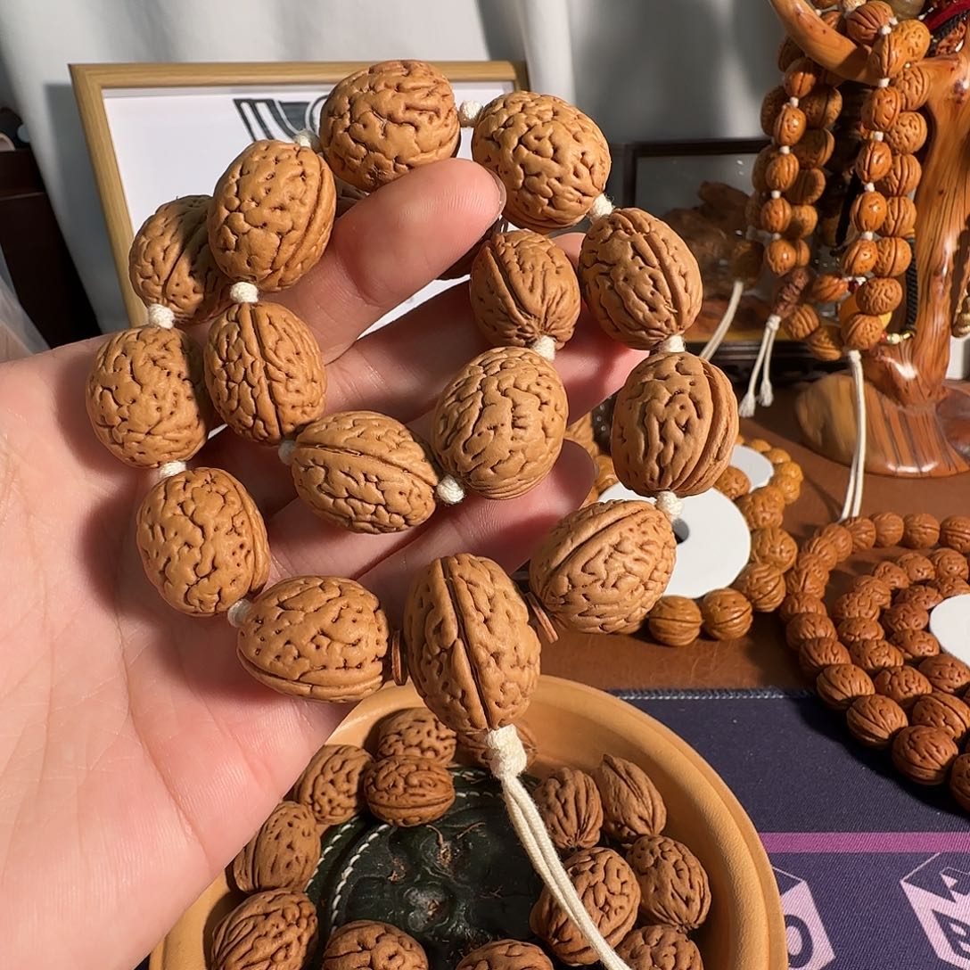 桃核吊坠东北野生钱袋子桃核，蝰蛇手持（未打底）