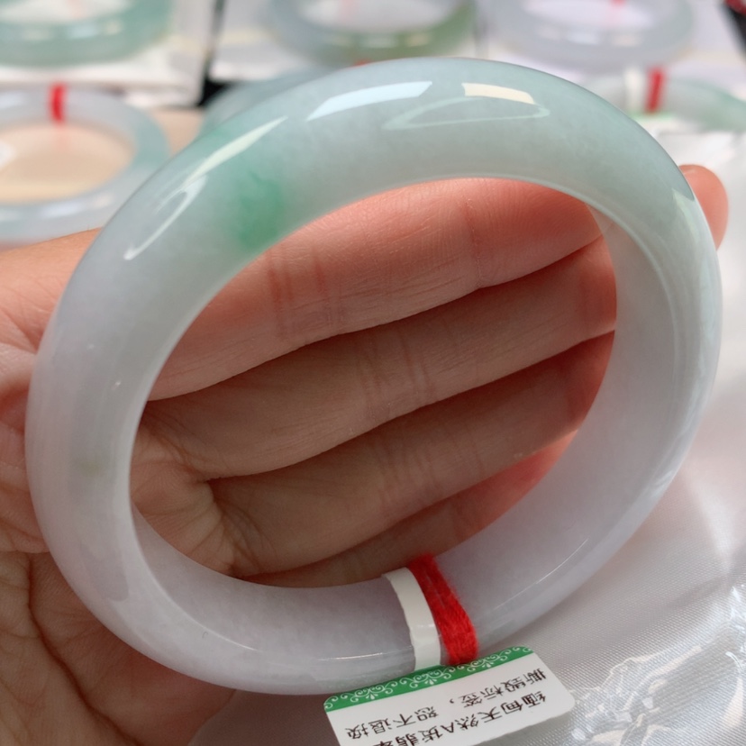 【闪购商品】翡翠手镯未镶嵌白底带绿花