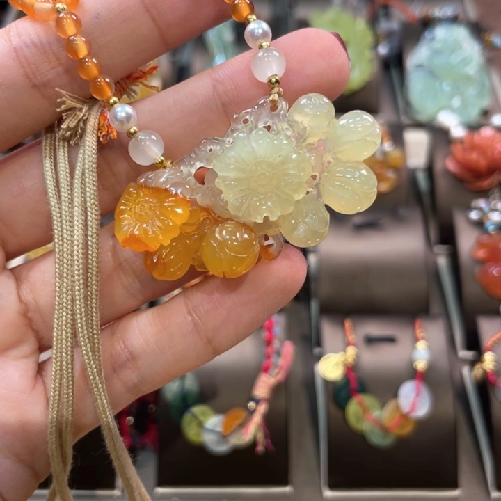 蛇纹石玉颈饰未镶嵌