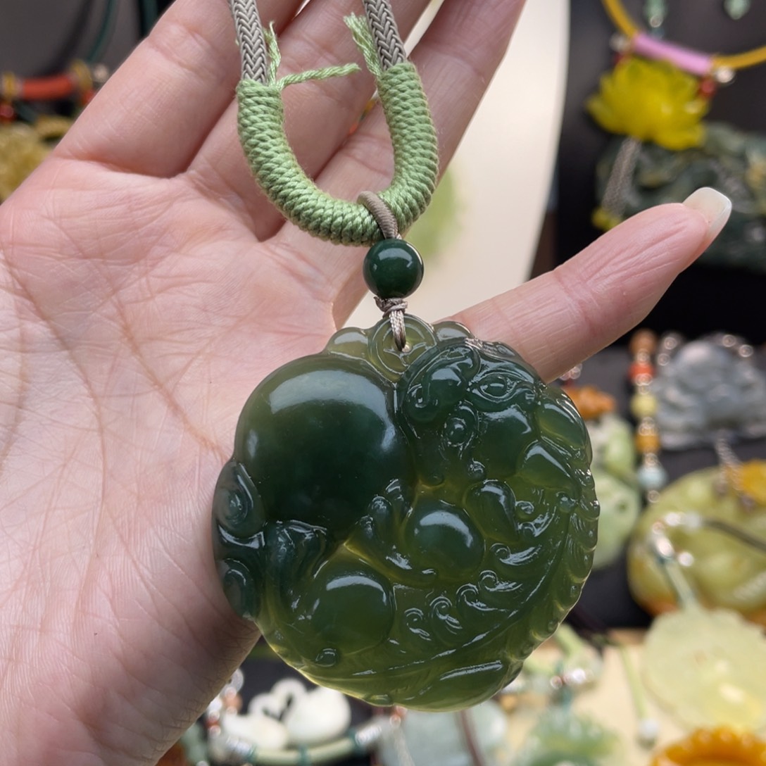 蛇纹石玉未镶嵌颈饰