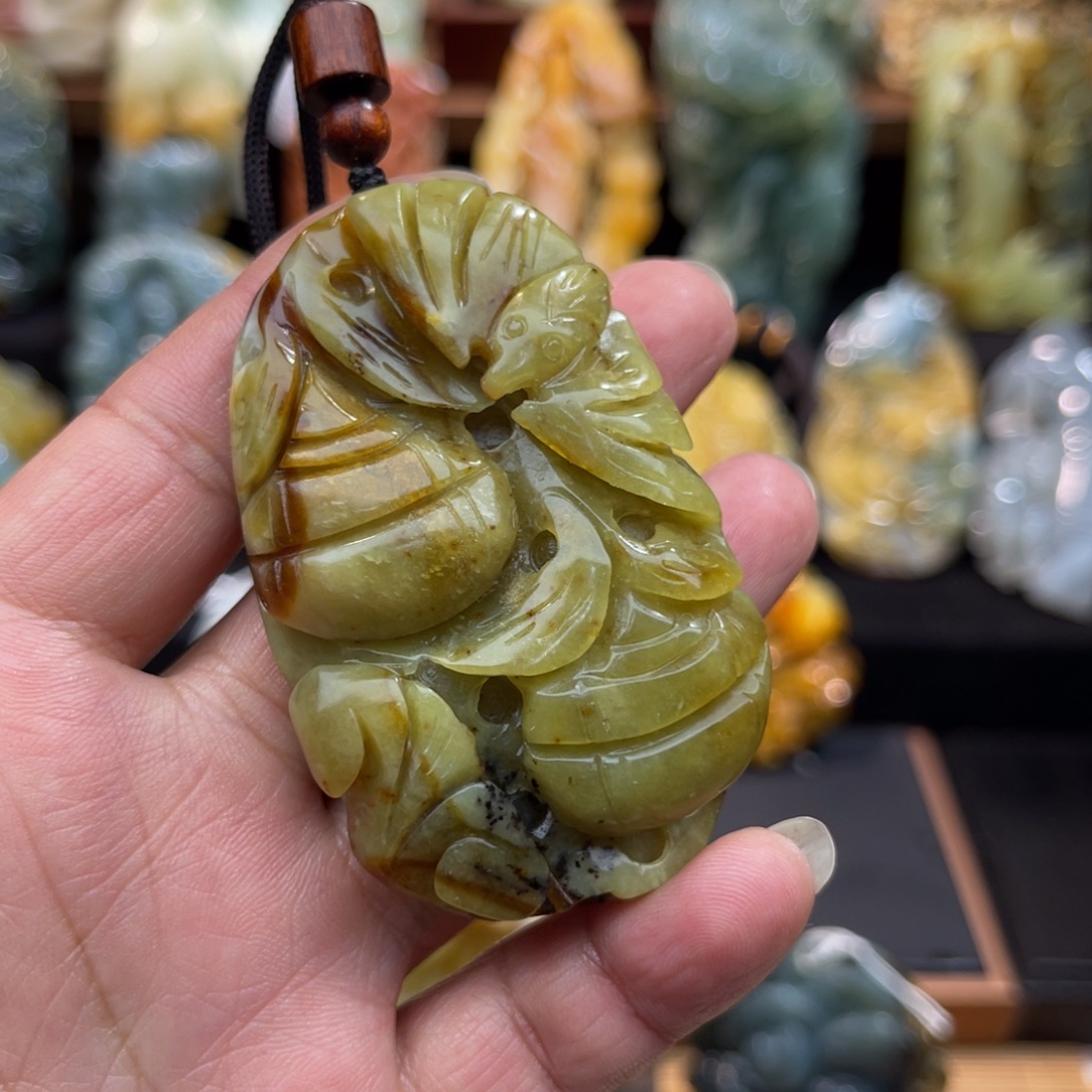 蛇纹石玉未镶嵌颈饰