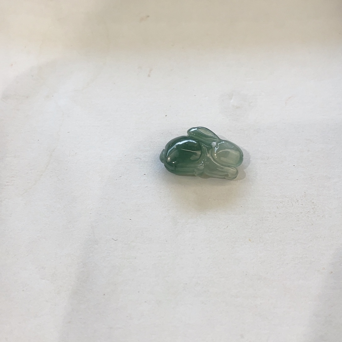 燕***子翡翠未镶嵌颈饰   