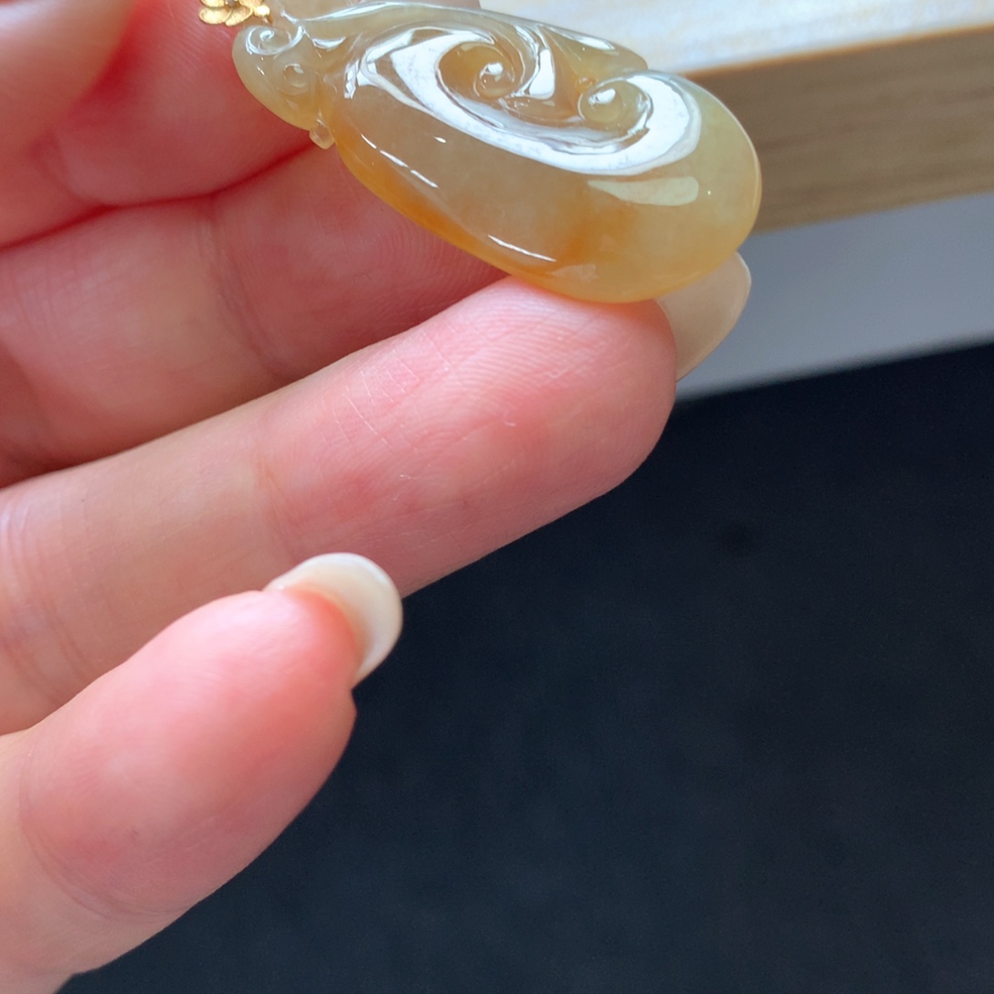 翡翠18K金镶嵌颈饰吊坠