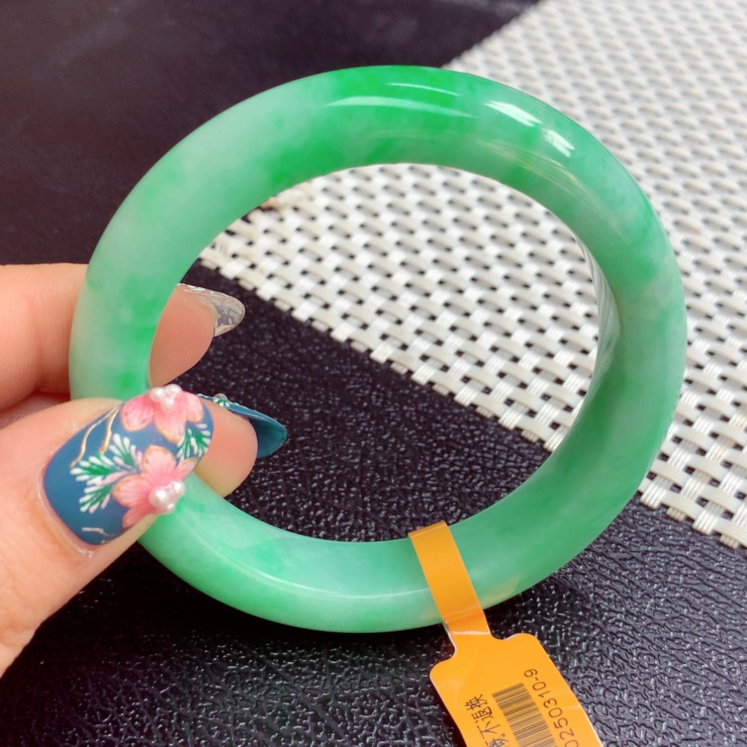 翡翠手镯未镶嵌缅甸