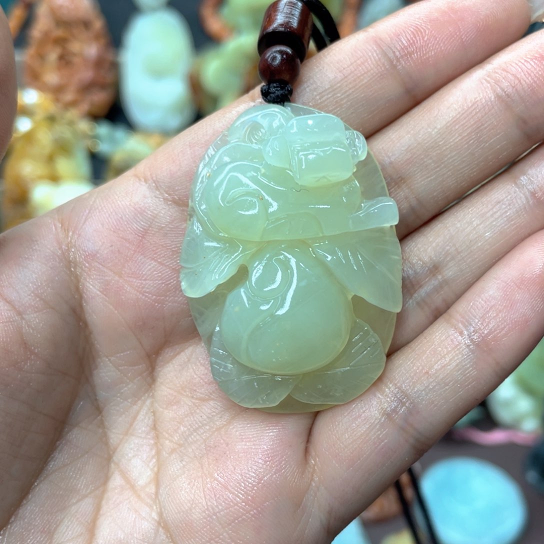蛇纹石玉颈饰未镶嵌