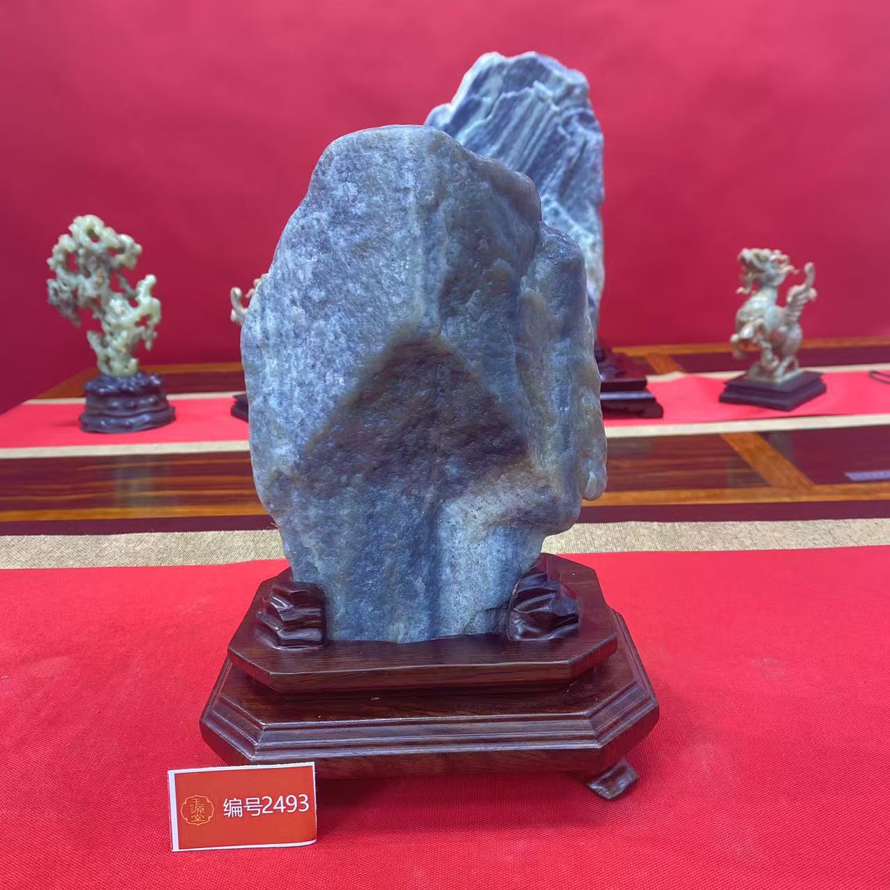 新疆玉料原石发一件带底座编号2493