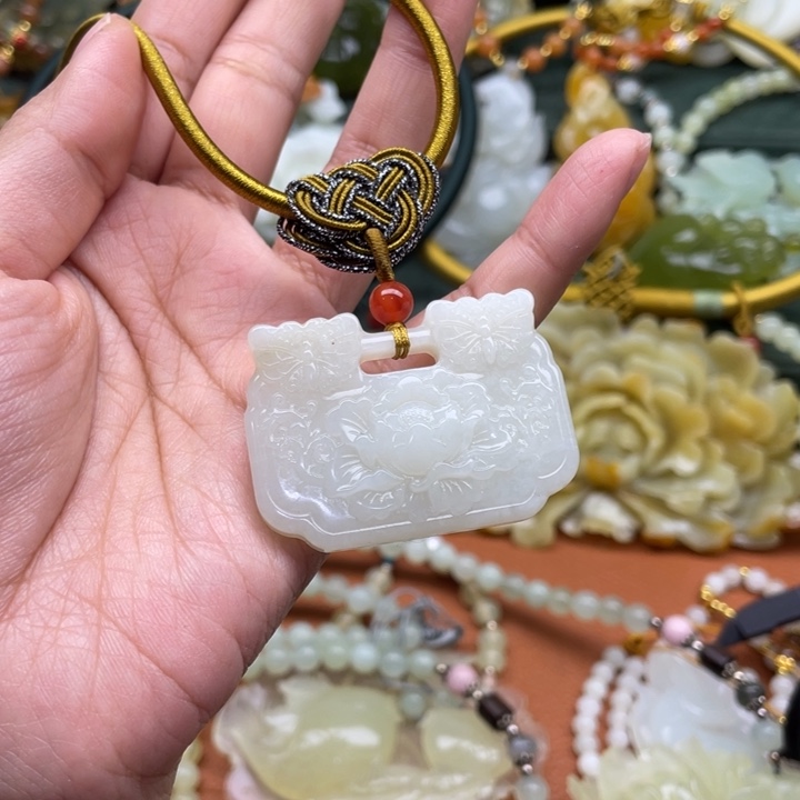 蛇纹石玉吊坠合金