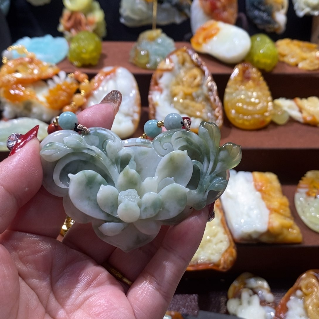 蛇纹石玉颈饰未镶嵌