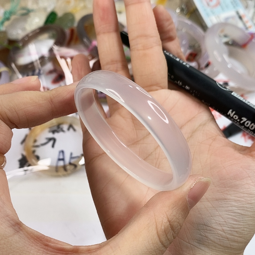 玛瑙/玉髓未镶嵌手镯A523。52.4圈。瑕