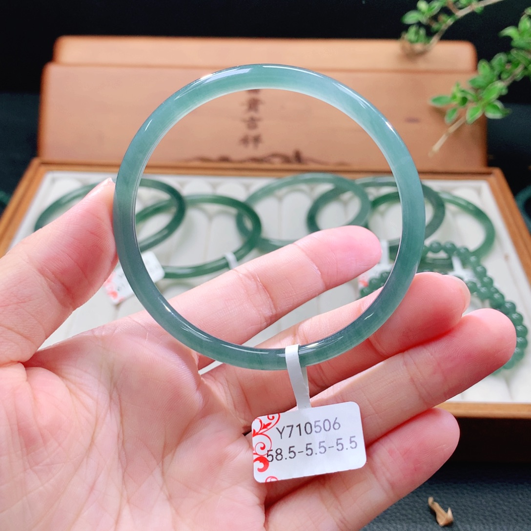 未镶嵌手镯（圆镯）翡翠