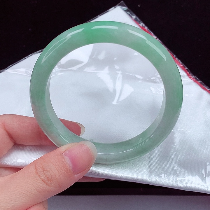 翡翠手镯未镶嵌翡翠