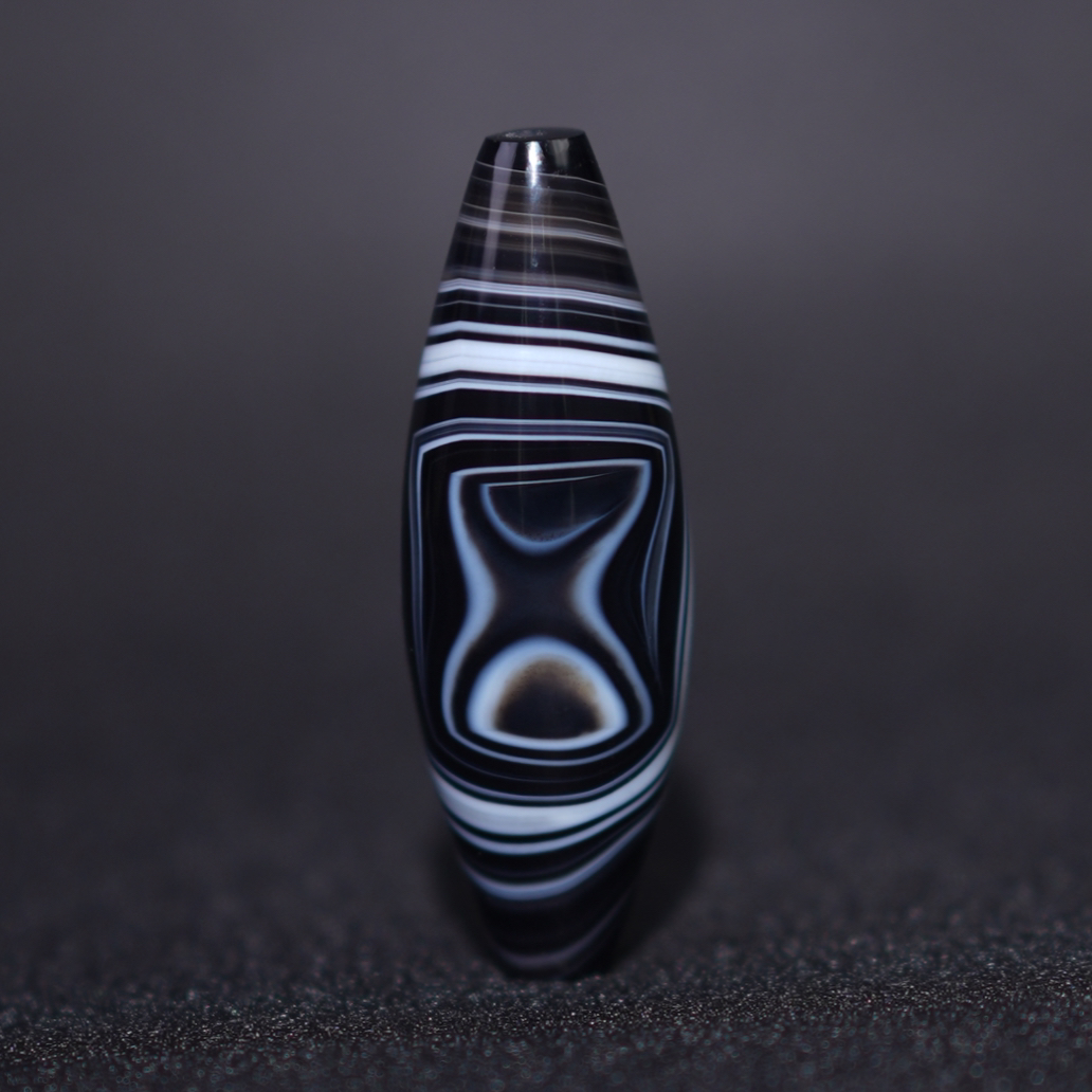 精品黑白沁色天圆地方缠丝玛瑙方眼内含双牙