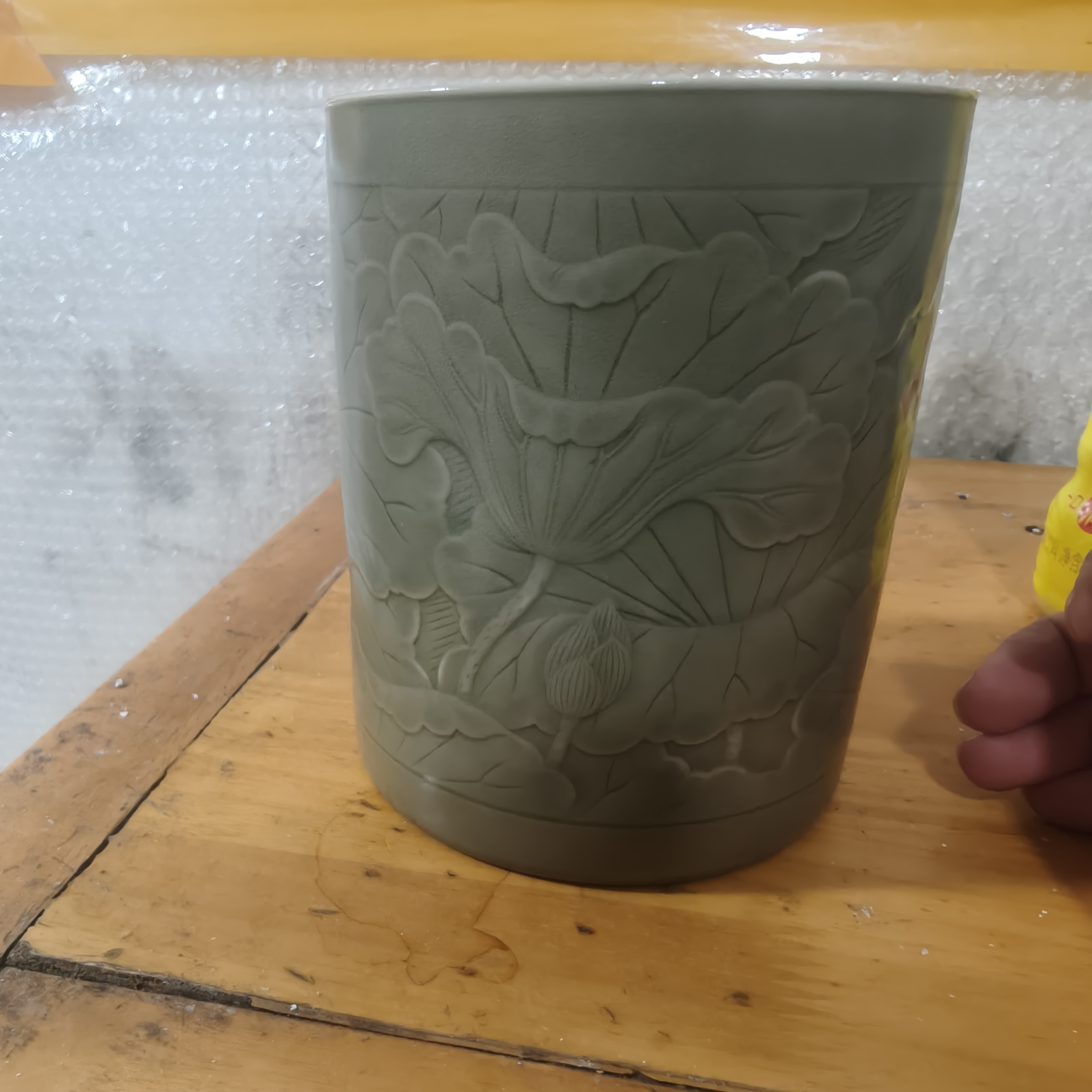 陶瓷简约大器笔筒