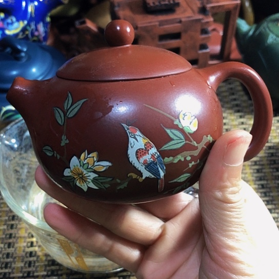 紫砂茶壶原矿泥料手工制作的紫砂壶。