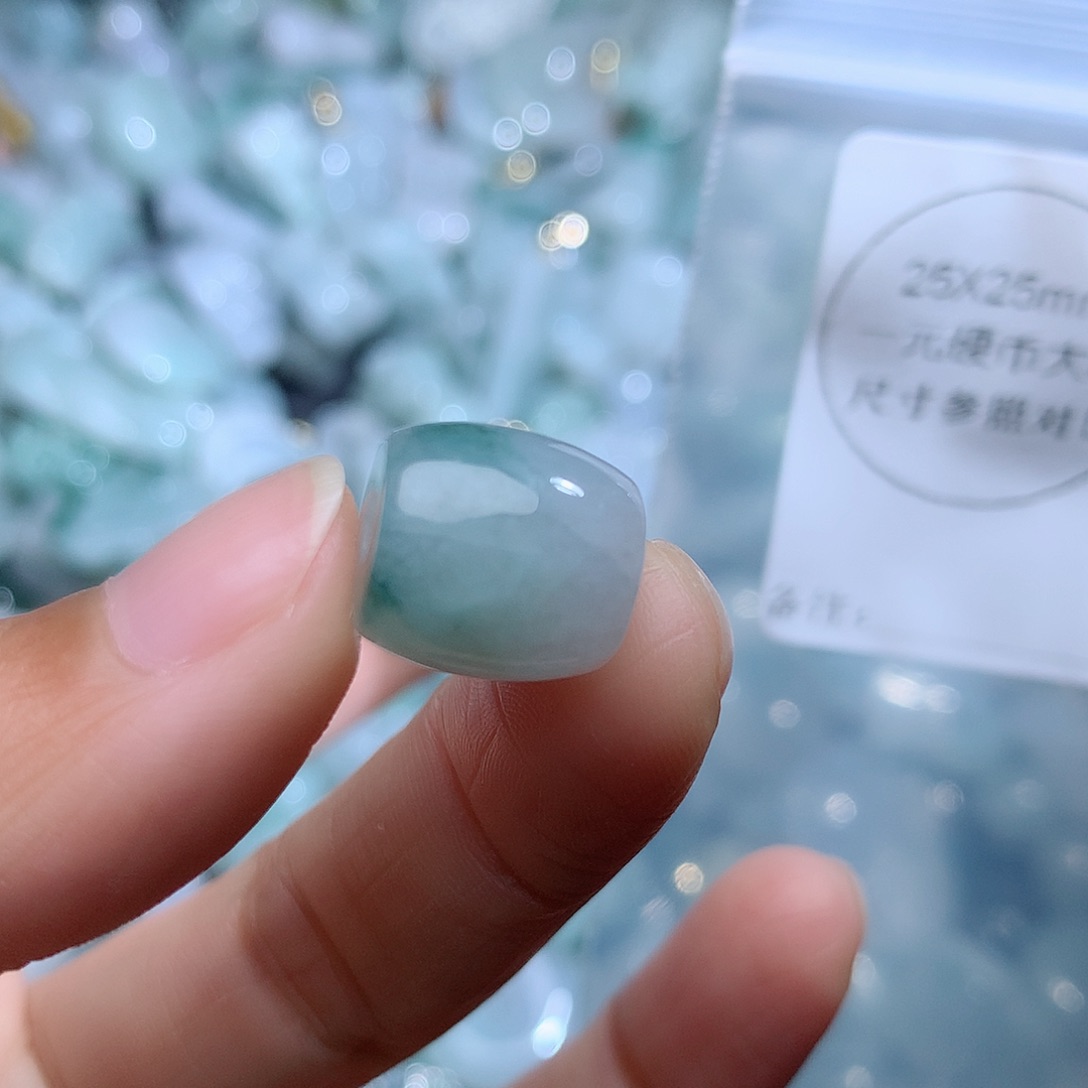 翡翠颈饰未镶嵌4946。