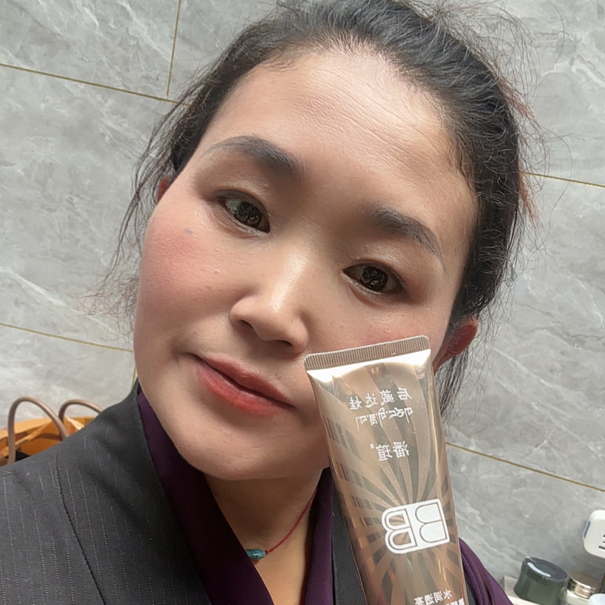 潘瑄后藏达娃水润透亮美颜防护隔离乳