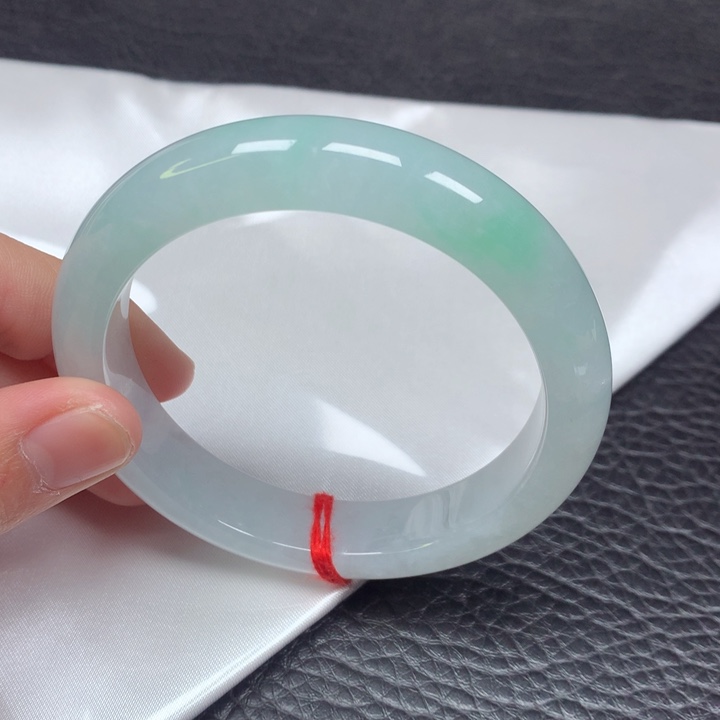 翡翠手镯未镶嵌。