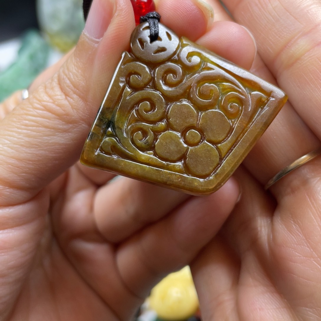 翡翠颈饰未镶嵌牌子