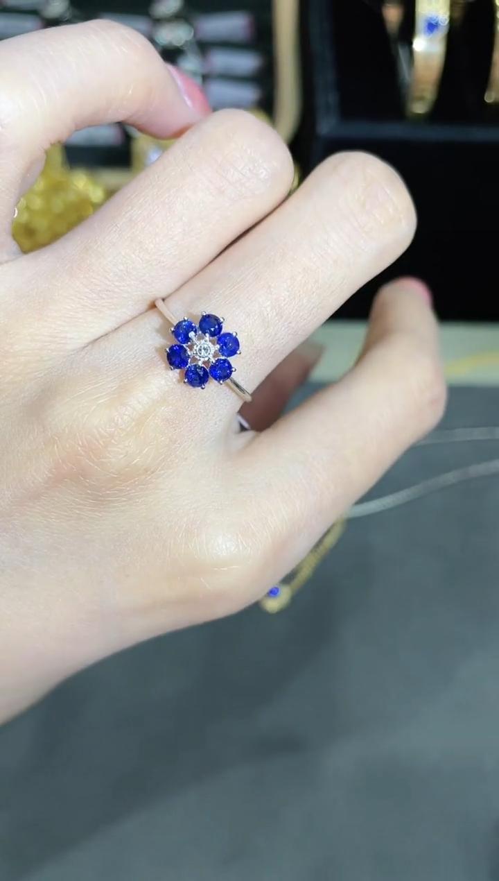 18K金镶嵌天然蓝宝石戒指花朵