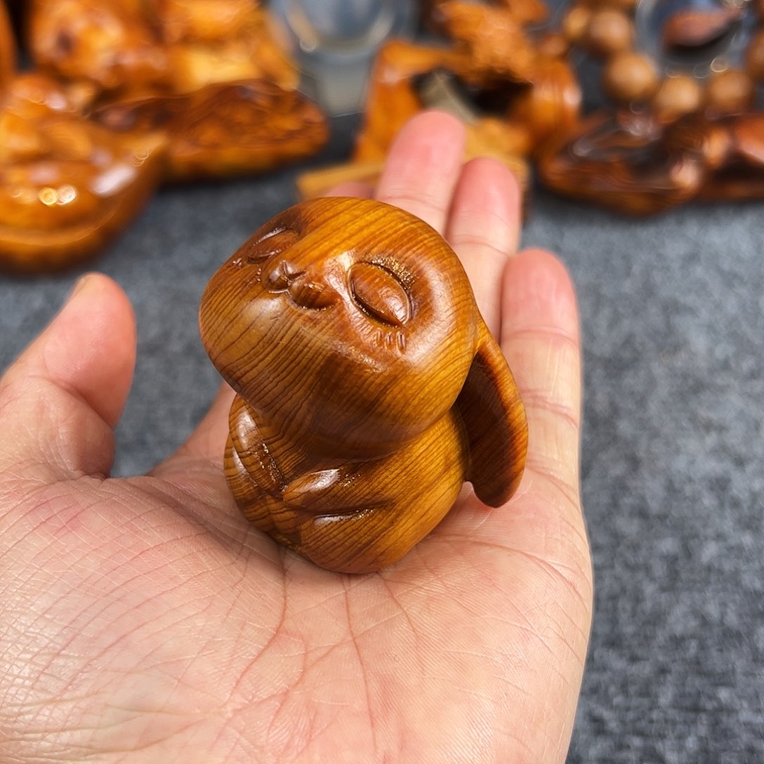 柏木太行崖柏溏心手把件兔子