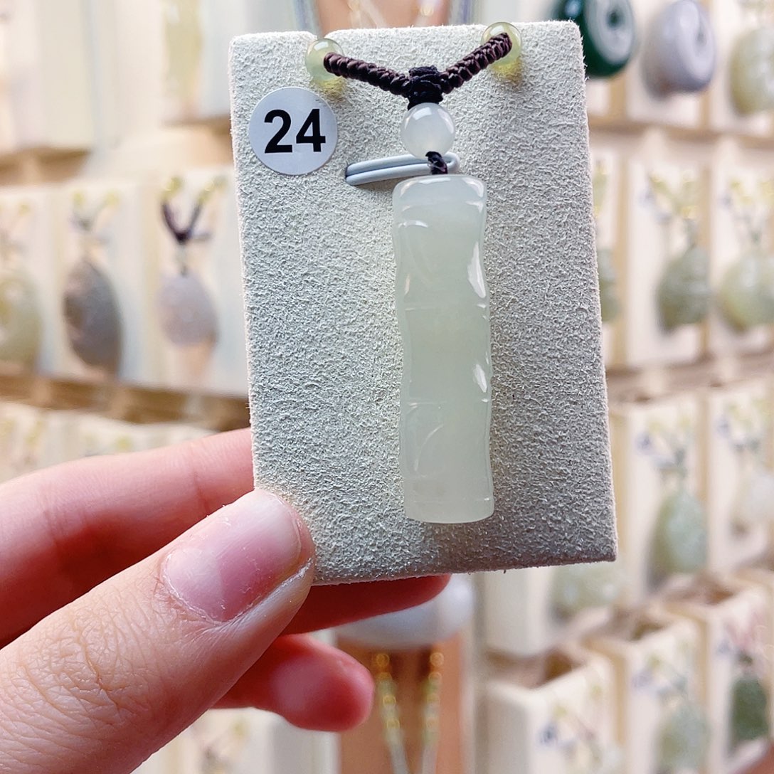 和田玉未镶嵌吊坠(赠链)