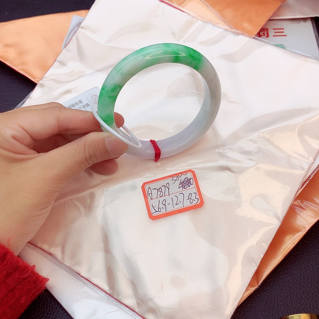 翡翠手镯未镶嵌翡翠