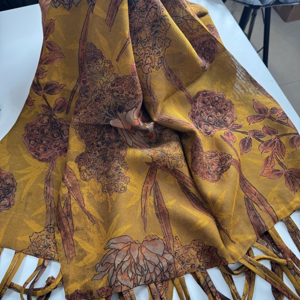 丝纡 步步金莲    全织四经绞罗香云纱蚕丝200*52双层盘扣丝巾