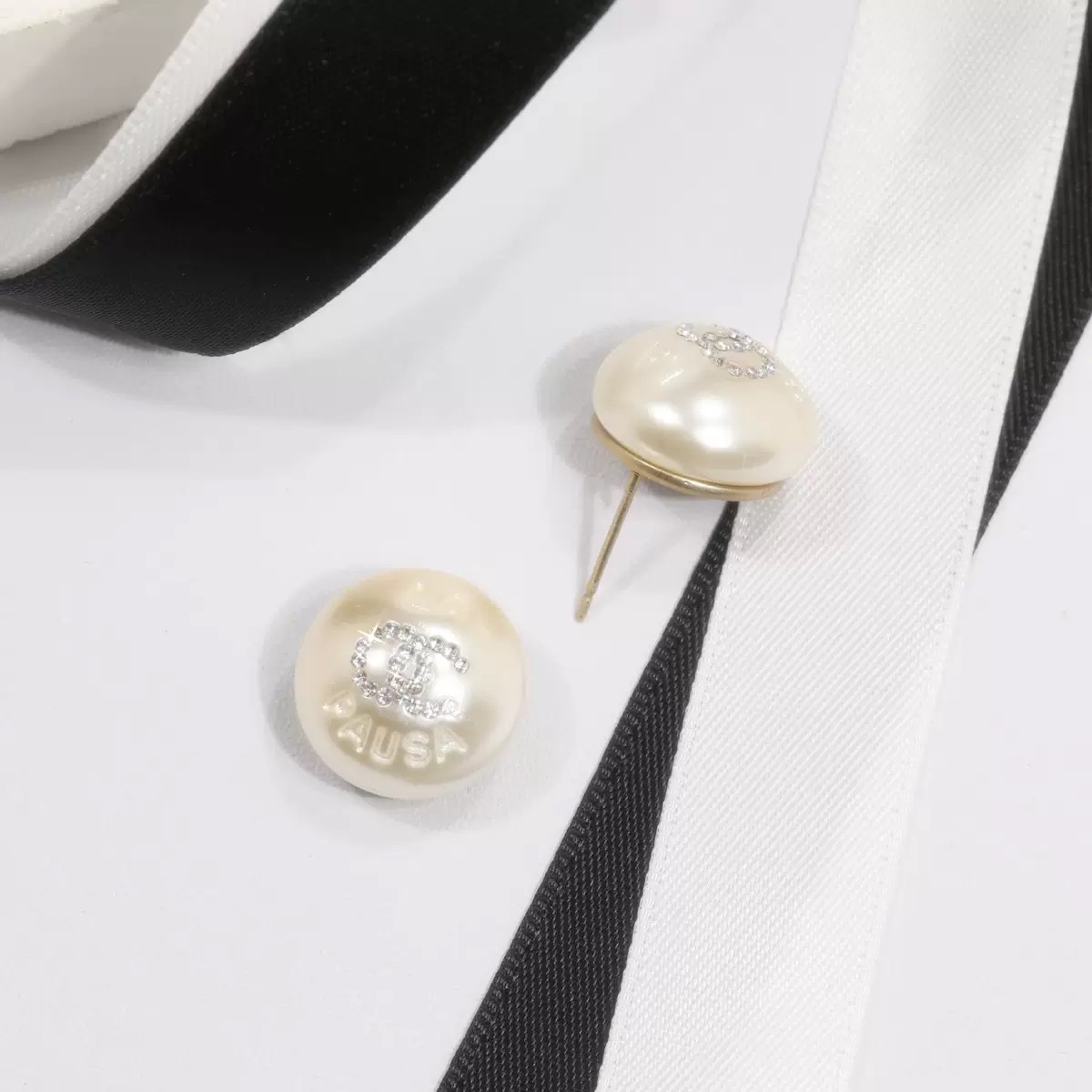 钛钢耳饰 【对版】小香风字母C镶钻耳钉s925银针馒头珠圆形耳饰品女