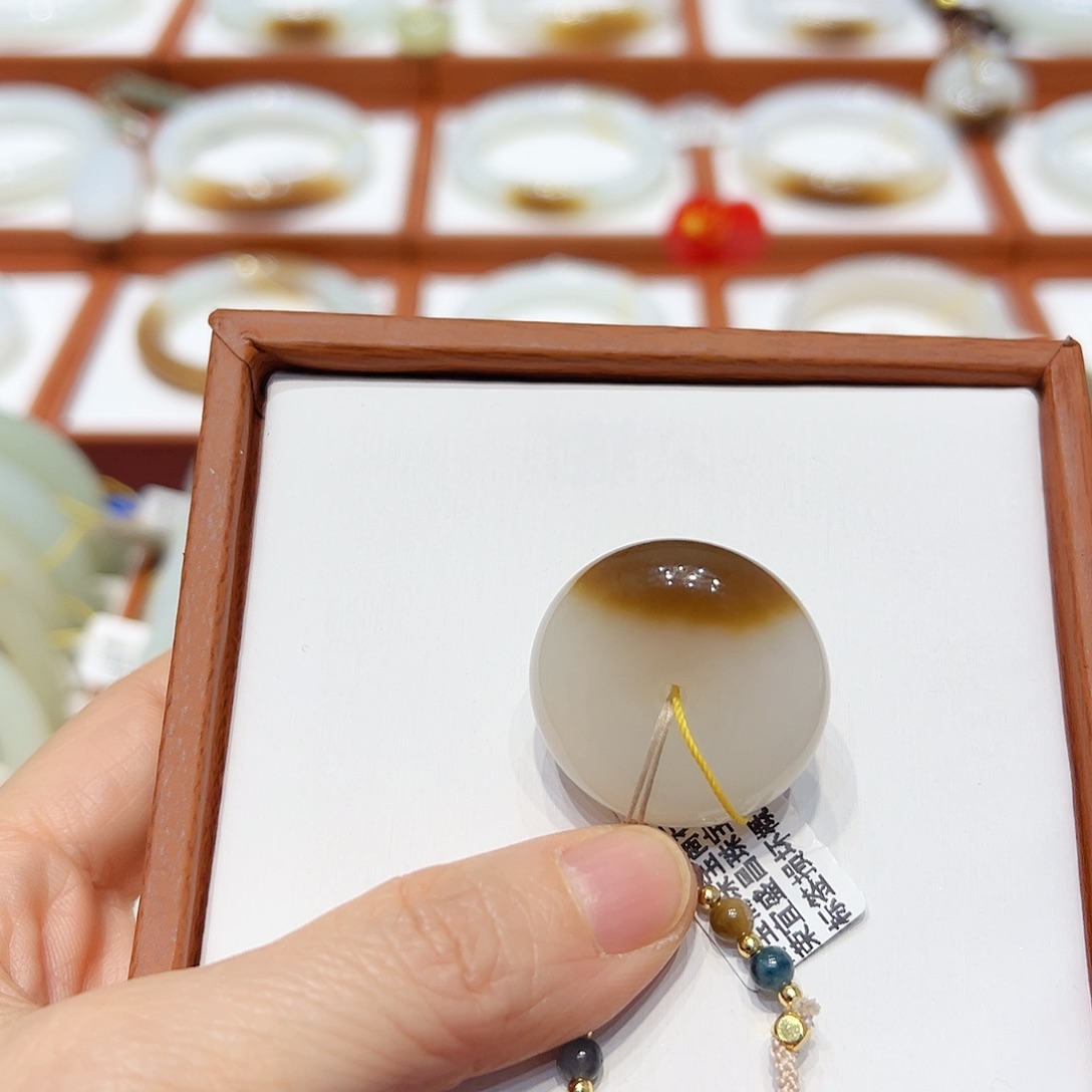 和田玉（糖玉）颈饰未镶嵌糖羊脂平安扣