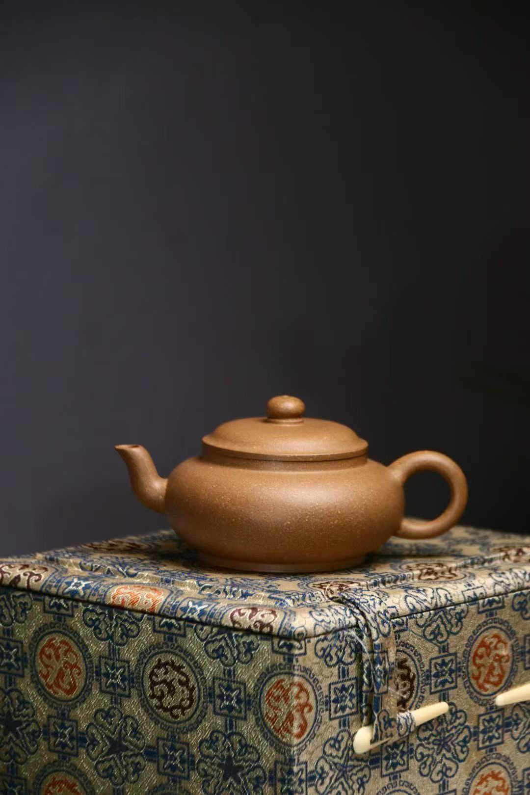 宜兴紫砂壶老段泥扁灯壶半手工100cc