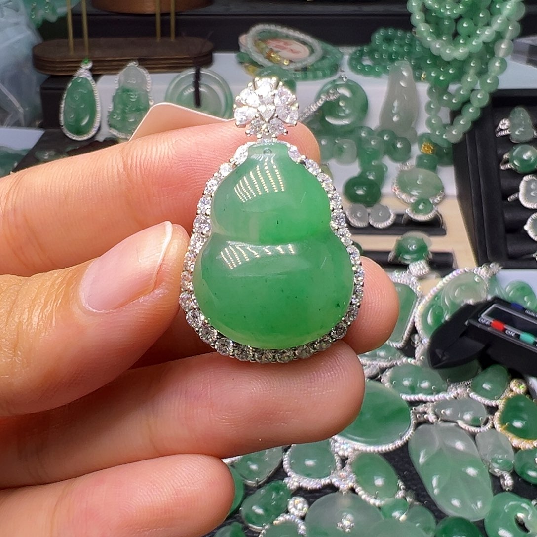 石英质玉（非洲翠）未镶嵌颈饰