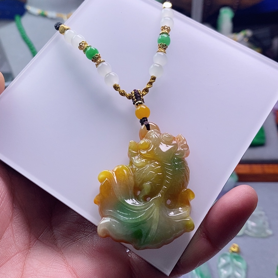 翡翠未镶嵌吊坠(赠链)
