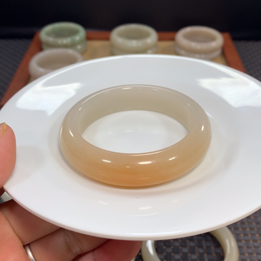 一***诺石英质玉（佘太翠）未镶嵌手镯漏56.6糖镯