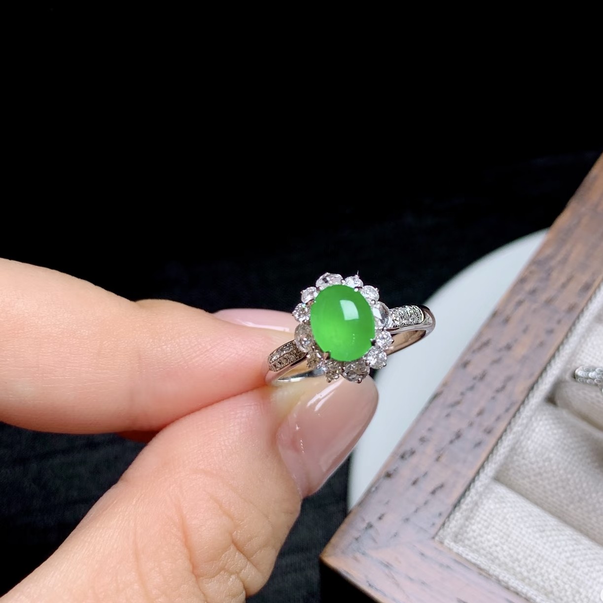 天然翡翠绿蛋面戒指S925银镶钻精美款