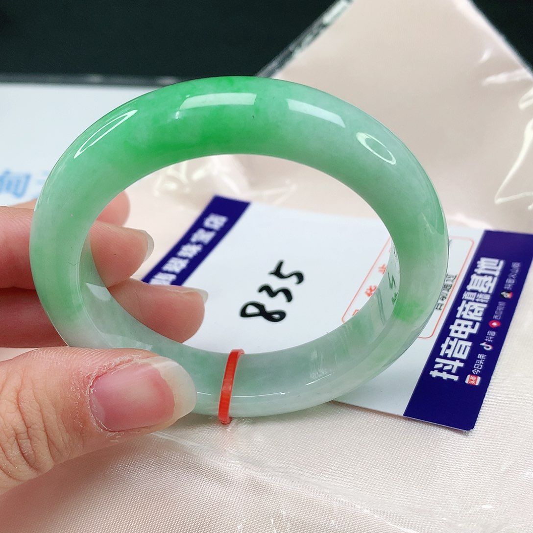 翡翠手镯未镶嵌翡翠