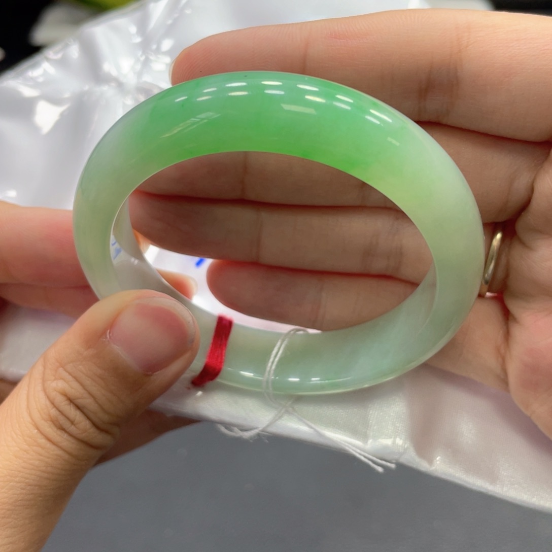 翡翠手镯未镶嵌翡翠