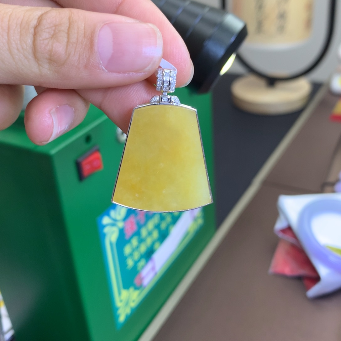 翡翠颈饰18K金镶嵌翡翠