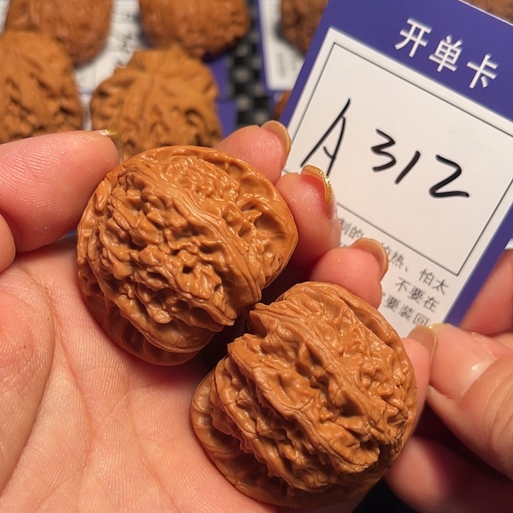 桃核把件41狮子A312