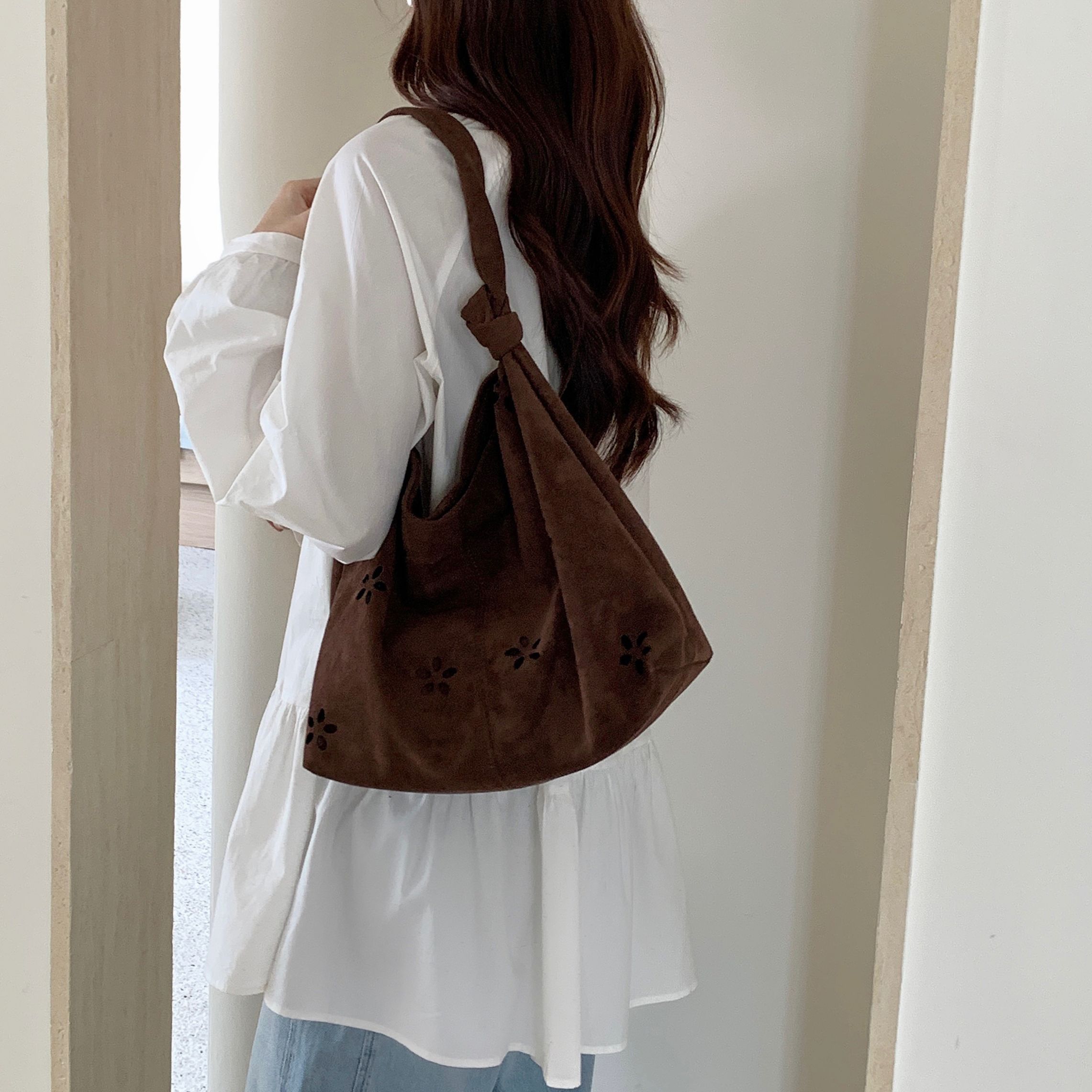 竹笋喵喵 韩版雕花镂空单肩包女2025秋冬打结小众日常百搭托特包