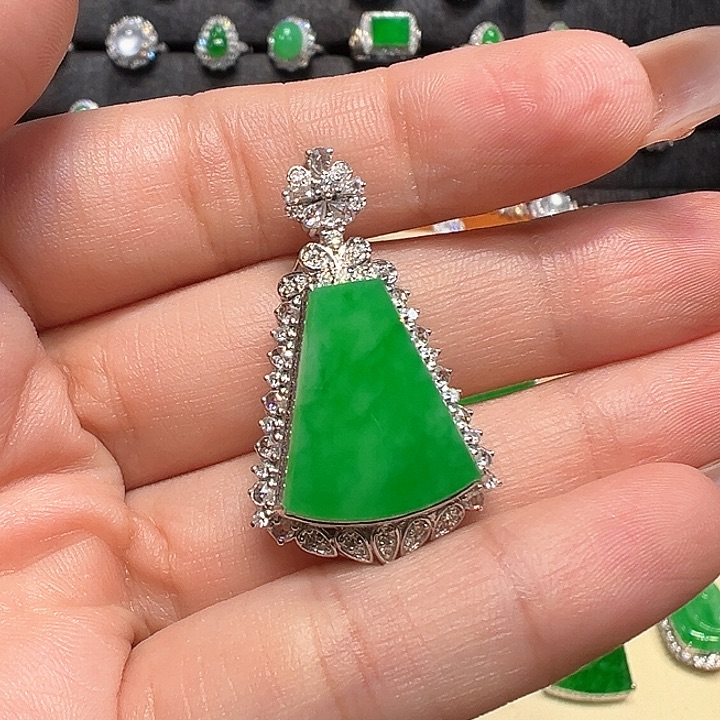 翡翠颈饰18K金镶嵌无事牌吊坠