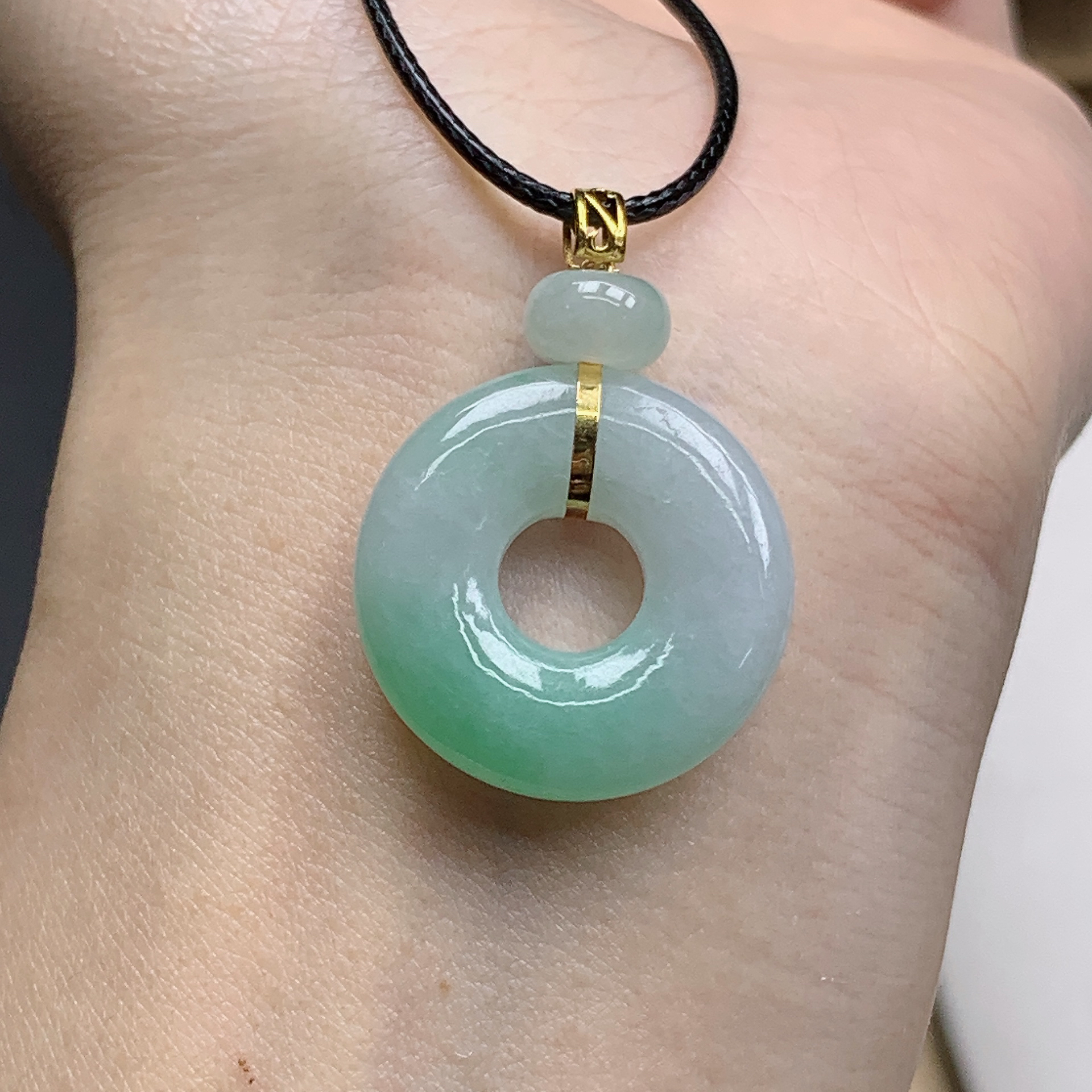 缅甸天然A货翡翠18K金扣头镶嵌飘绿甜甜圈吊坠25.5*21.3*4.8mm