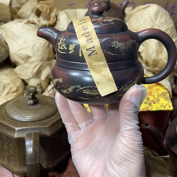 茶壶紫砂原矿泥料，手工制作的一把紫砂壶。