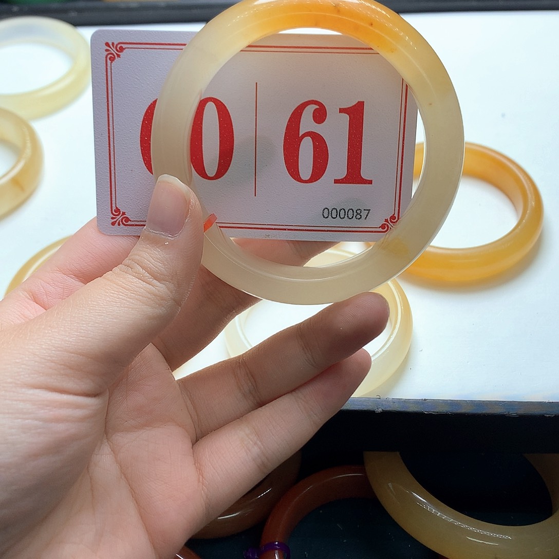 未镶嵌石英质玉（黄龙玉）手镯