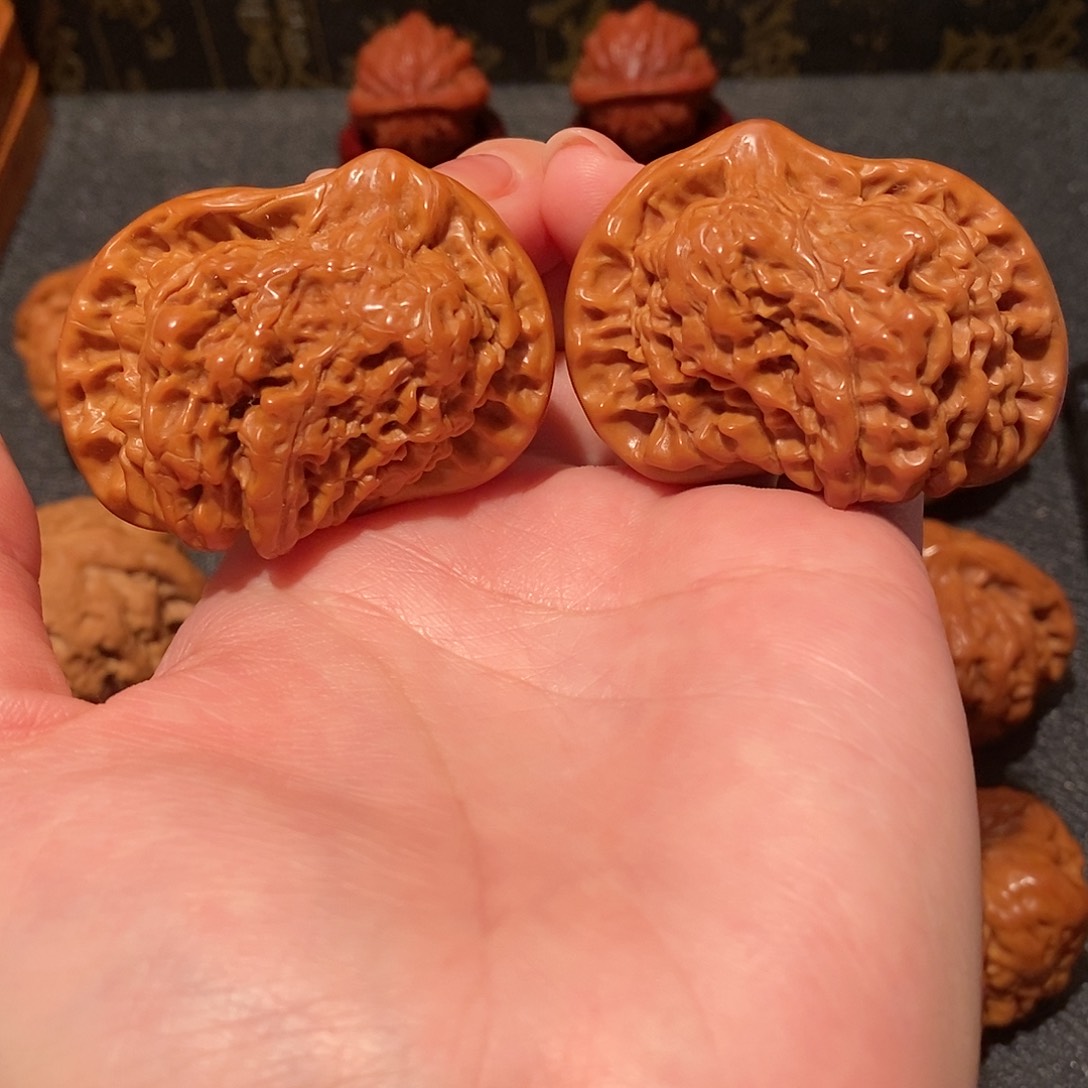 文玩核桃吊坠犀牛望月