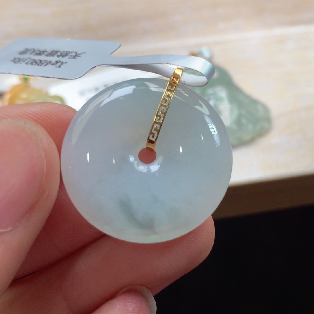 翡翠18K金镶嵌颈饰吊坠